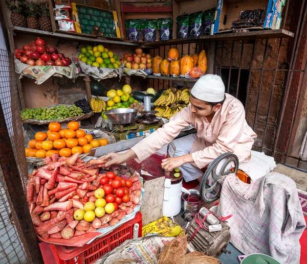 Juice maker in Indian fruit shop — Stock Photo, Image