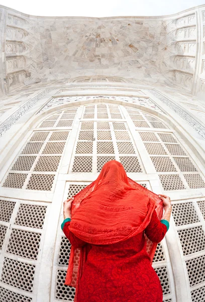 Taj Mahal kadında — Stok fotoğraf