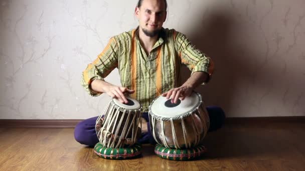 Homme jouant sur des tambours de tabla indiens — Video