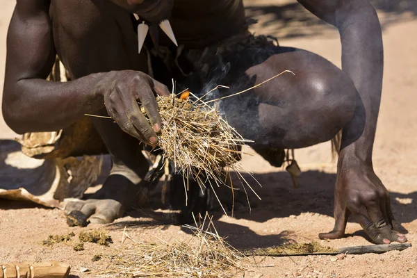 アフリカ人南アフリカ共和国の伝統的な方法で火をおこす — ストック写真