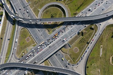Otoyol kavşağı bir şehrin havadan görünümü