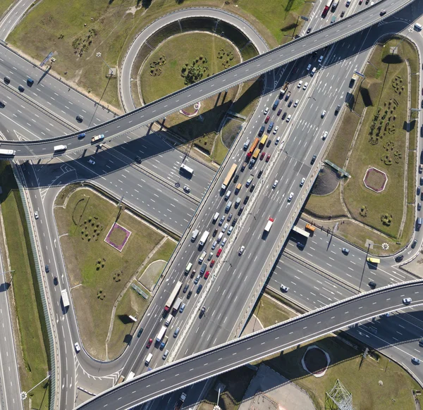 Luftaufnahme des Autobahnkreuzes einer Stadt Stockbild