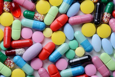 Beyaz arka planda izole edilmiş haplar