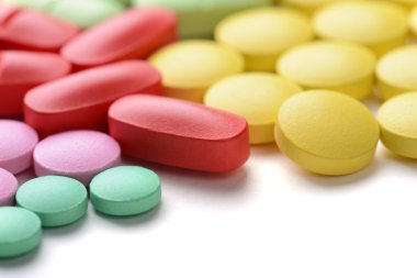 Beyaz arka planda izole edilmiş haplar