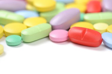 Beyaz arka planda izole edilmiş haplar