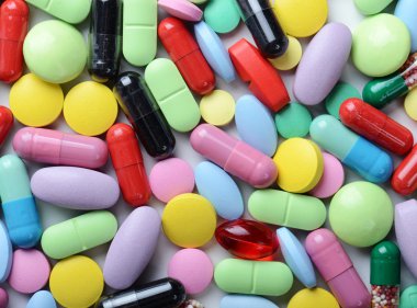 Beyaz arka planda izole edilmiş haplar