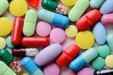 Beyaz arka planda izole edilmiş haplar