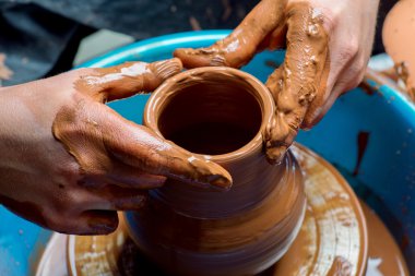 Atölye çalışmalarında, çömlekçi