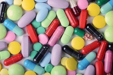 Beyaz arka planda izole edilmiş haplar