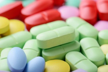 Beyaz arka planda izole edilmiş haplar