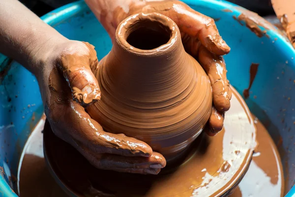 Potter at work in workshop — Stock Photo, Image