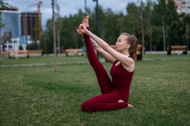 Kız şehirde yoga ve meditasyon yapıyor..