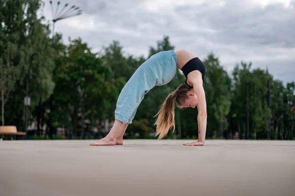 Chica practica yoga y meditación en la ciudad. —  Fotos de Stock