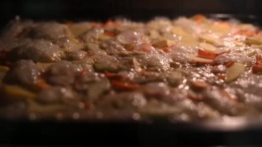 Fırında sebze. Patates, havuç ve hindistan cevizi kreması..