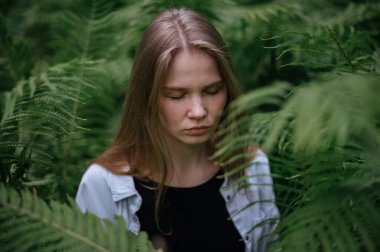 Meditasyon ve doğayla etkileşim pratiği. Yeşil ormandaki kız