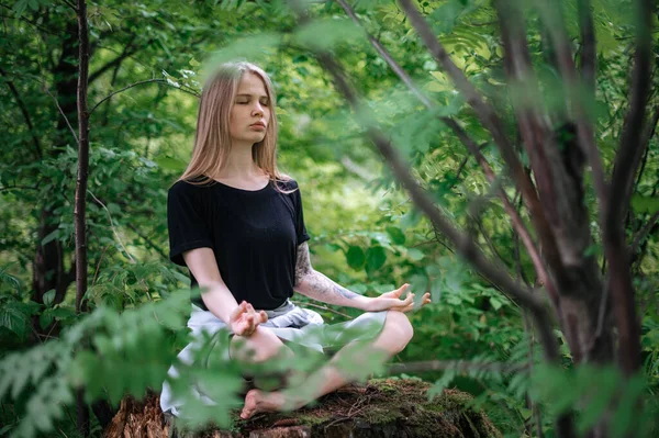 Prática de meditação e interação com a natureza. Menina na floresta verde — Fotografia de Stock