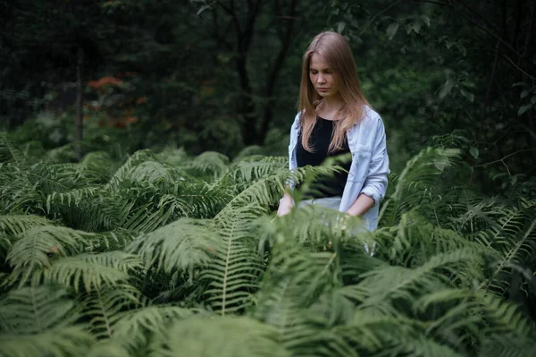 Praktijk van meditatie en interactie met de natuur. Meisje in groen bos — Stockfoto