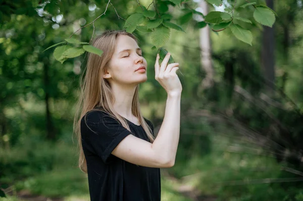 Praktijk van meditatie en interactie met de natuur. Meisje in groen bos — Stockfoto