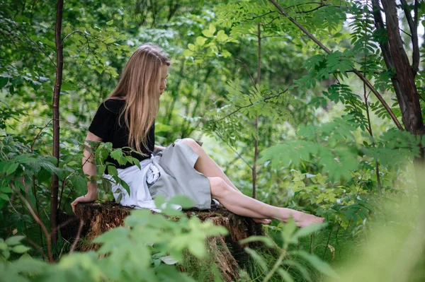 Praktijk van meditatie en interactie met de natuur. Meisje in groen bos — Stockfoto