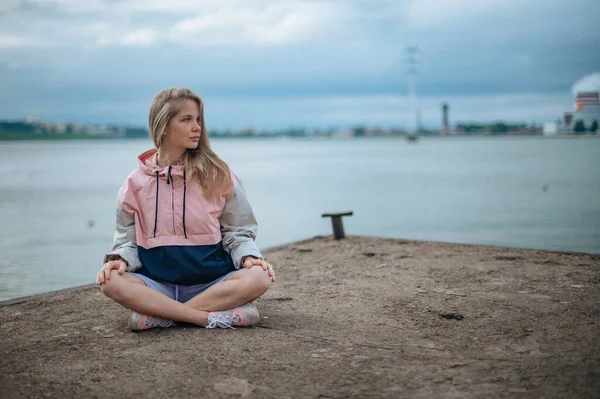 Mädchen sitzt auf Seebrücke beim Morgenspaziergang — Stockfoto