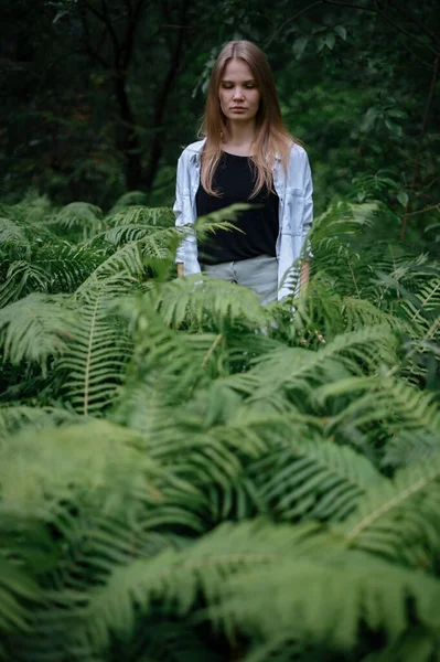 Praktijk van meditatie en interactie met de natuur. Meisje in groen bos — Stockfoto