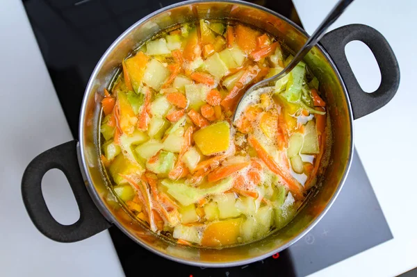 Cocinar sopa de verduras brillantes en la estufa — Foto de Stock