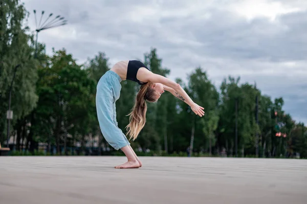 Chica practica yoga y meditación en la ciudad. — Foto de Stock