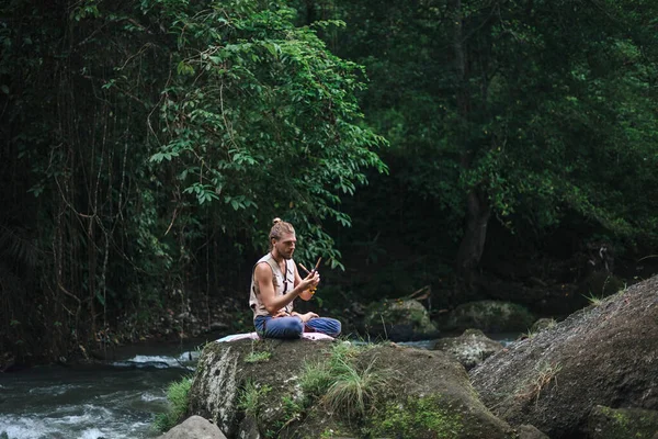 Verkrachting Ceremonie en meditatie in de natuur. Shamanistische traditie — Stockfoto