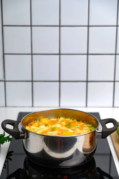 Cocinar sopa de verduras brillantes en la estufa — Foto de Stock