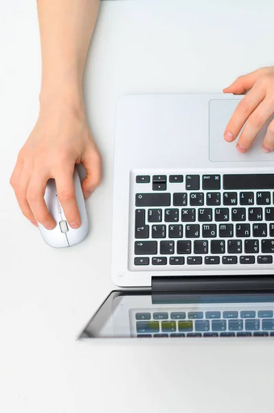 Espacio de trabajo con portátil, manos de niña sobre fondo blanco. Piso tendido, escritorio de mesa de oficina con vista superior. Lugar de trabajo autónomo —  Fotos de Stock