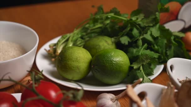 Ingredientes para la sopa de ñame de Tom tailandés vegano — Vídeo de stock