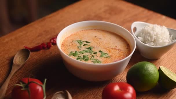 Ingredientes para la sopa de ñame de Tom tailandés vegano con arroz. — Vídeo de stock