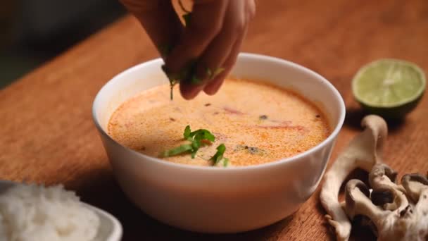 Ingredients for Vegan Thai Tom Yam Soup — Stock Footage Ingredients for Vegan Thai Tom Yam Soup Video Clip