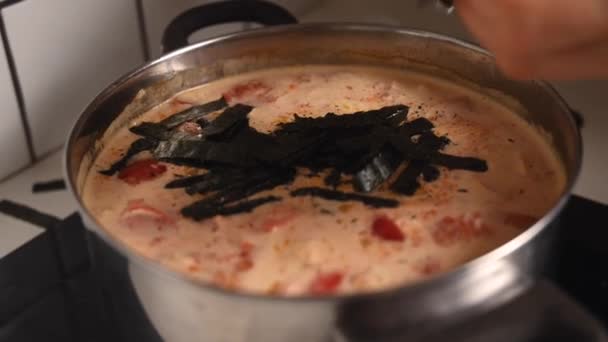 Ingredientes para la sopa de ñame de Tom tailandés vegano — Vídeo de stock
