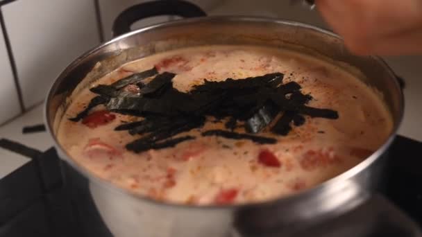 Ingredients for Vegan Thai Tom Yam Soup — Stock Footage Ingredients for Vegan Thai Tom Yam Soup Royalty Free Stock Video
