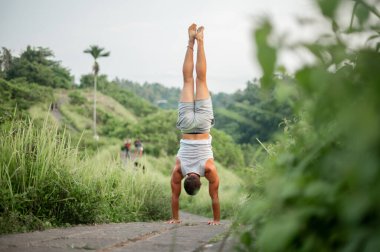 Erkek, dışarıda yoga ve meditasyon pratiği yapıyor..