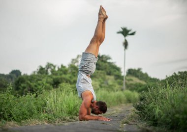 Erkek, dışarıda yoga ve meditasyon pratiği yapıyor..