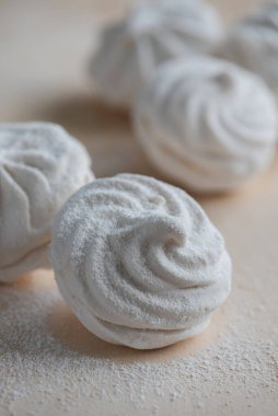 Ahşap masada Rus şekerlemesi.