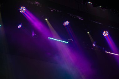 Karanlık sahnede çok renkli ışık