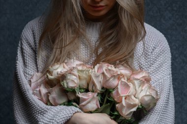 Gül buketli bir kadın. Yüksek kalite fotoğraf