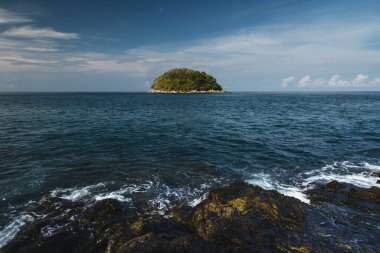 Okyanusta yalnız küçük bir ada