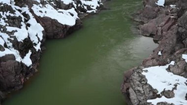 Aygeya 'daki dağ nehri. Rusya Federasyonu 'nda kış