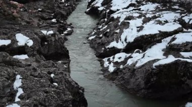 Aygeya 'daki dağ nehri. Rusya Federasyonu 'nda kış