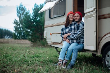 Karavanın yakınında birlikte vakit geçiren bir çift. Karavanla seyahat ediyorum..