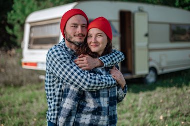 Karavanın yakınında birlikte vakit geçiren bir çift. Karavanla seyahat ediyorum..