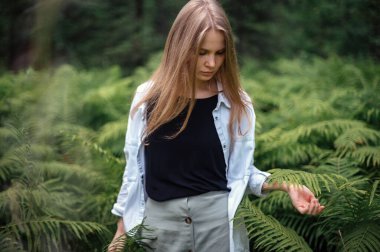 Meditasyon ve doğayla etkileşim pratiği. Yeşil ormandaki kız