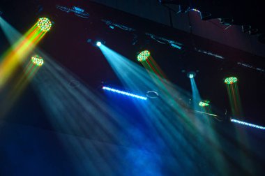 Karanlık sahnede çok renkli ışık. Işıklar