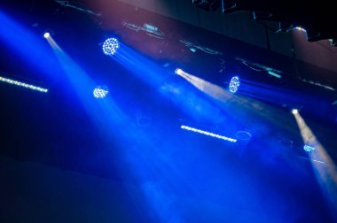 Karanlık sahnede çok renkli ışık. Işıklar