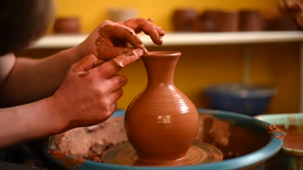 Potter atölyede çember tekerleği üzerinde çalışıyor. — Stok video