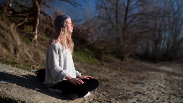 Meditation und Interaktion mit der Natur. Mädchen in der Nähe des Flusses. — Stockvideo